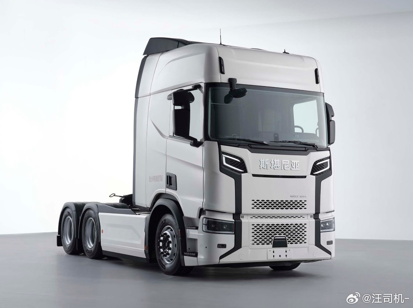 国产斯堪尼亚重卡，直接用中文“斯堪尼亚”代替英文“SCANIA”，我认为是合理的