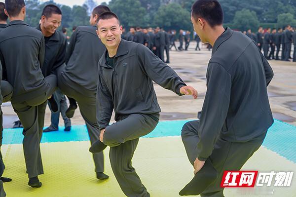 你当兵在部队有哪些最难忘的事新兵连“斗鸡”比赛，一个河南兵，他一个人