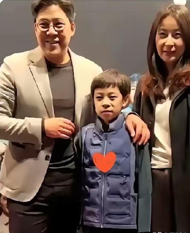 送儿子去英国，霍启刚被骂了网友：爱国人设崩了？霍中曦今年12岁，被塞进拉德利