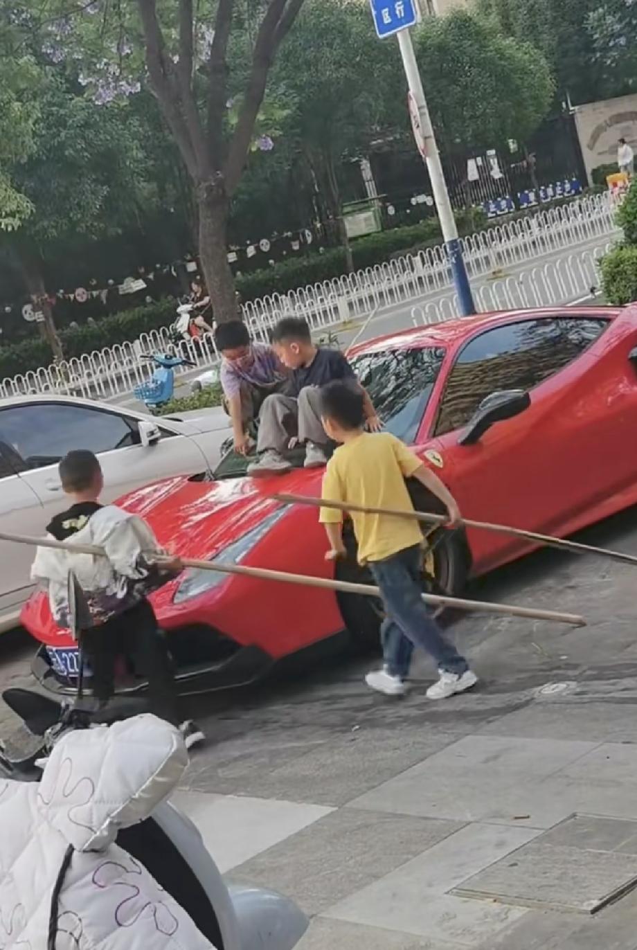 云南昆明，一男子花360万购入法拉利，停在车位后就去出差了，结果通过监控看到，几