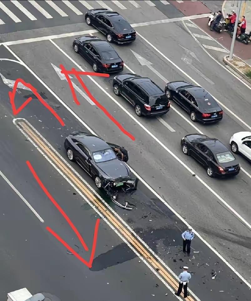 我仔细看了下陈震撞车的路口，不由地倒吸一口凉气，地上的标线有点乱啊，如果从