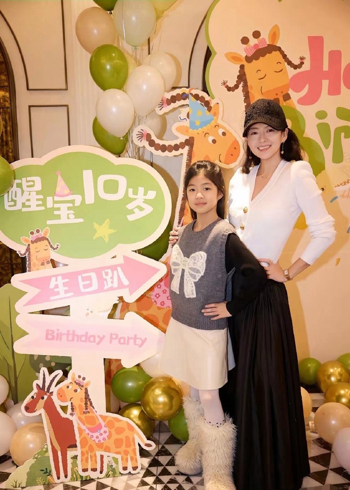 章子怡女儿颜值超高，一点不像汪峰！章子怡晒出女儿庆生照，10岁的醒醒出落得亭亭玉