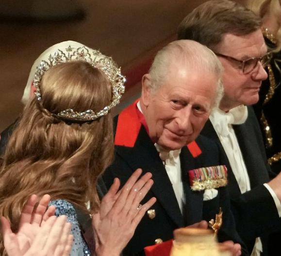 这个儿媳妇和戴安娜王妃一个套路，查尔斯三世厌恶凯瑟琳王妃，这个平民配不上我的儿子