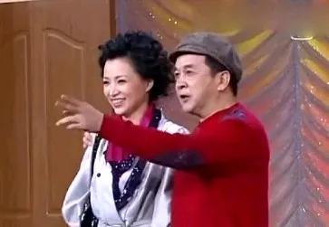 小品演员黄宏，对某些单位的不良现象总结了六个现象。一：人多的会议，不重要。重要