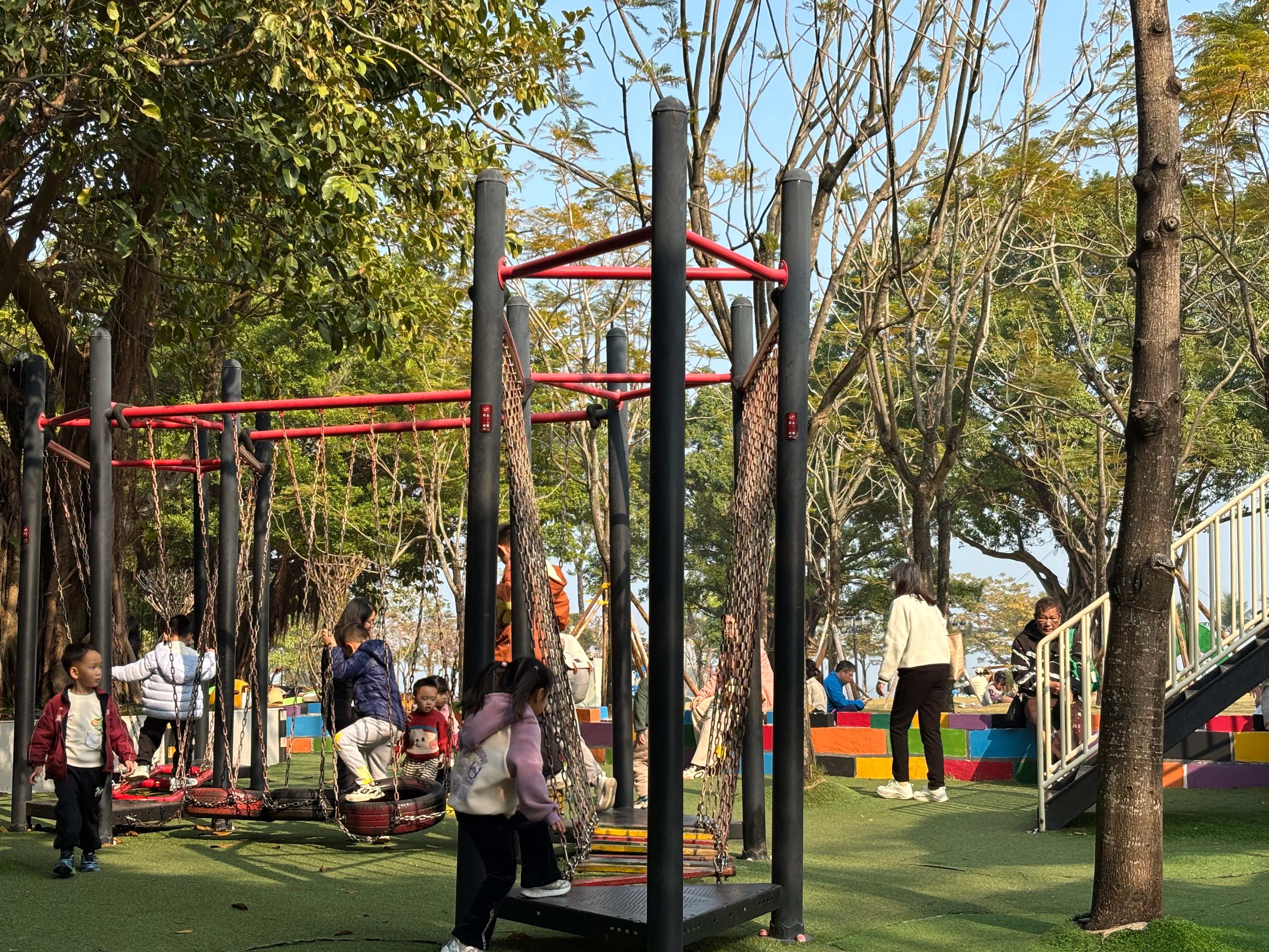 八个娃娃的第一次独立冒险小娃娃大世界东阳光药八个娃娃出太阳的天气里，公园里