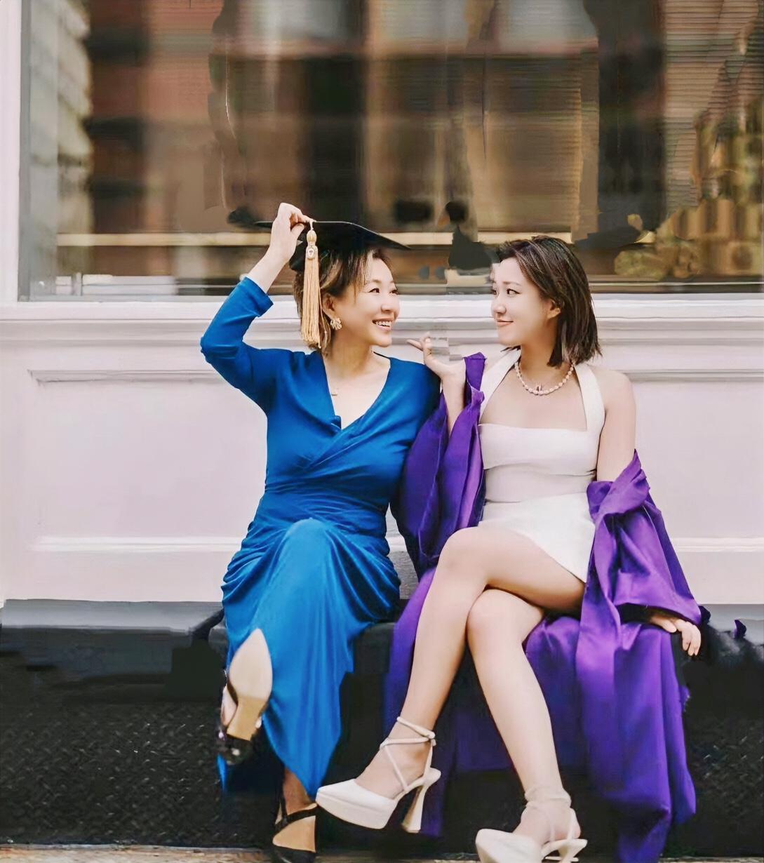 李静到美国参加23岁女儿的大学毕业典礼，母女俩一起在街上拍摄美照，感情非常好！她