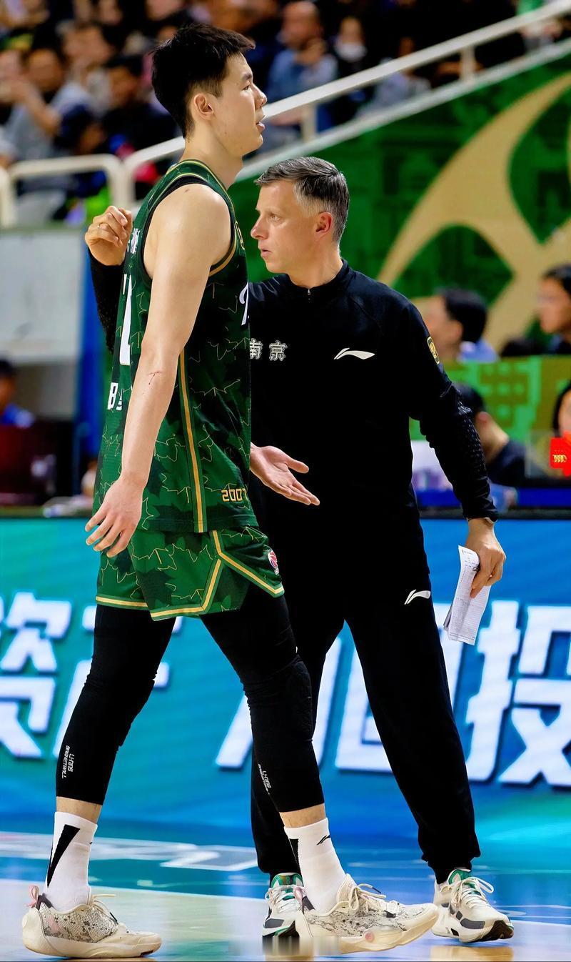 据探长了解，南京同曦预计执行郭昊文球队选项，这样他与球队的C类合同还剩最后一年，