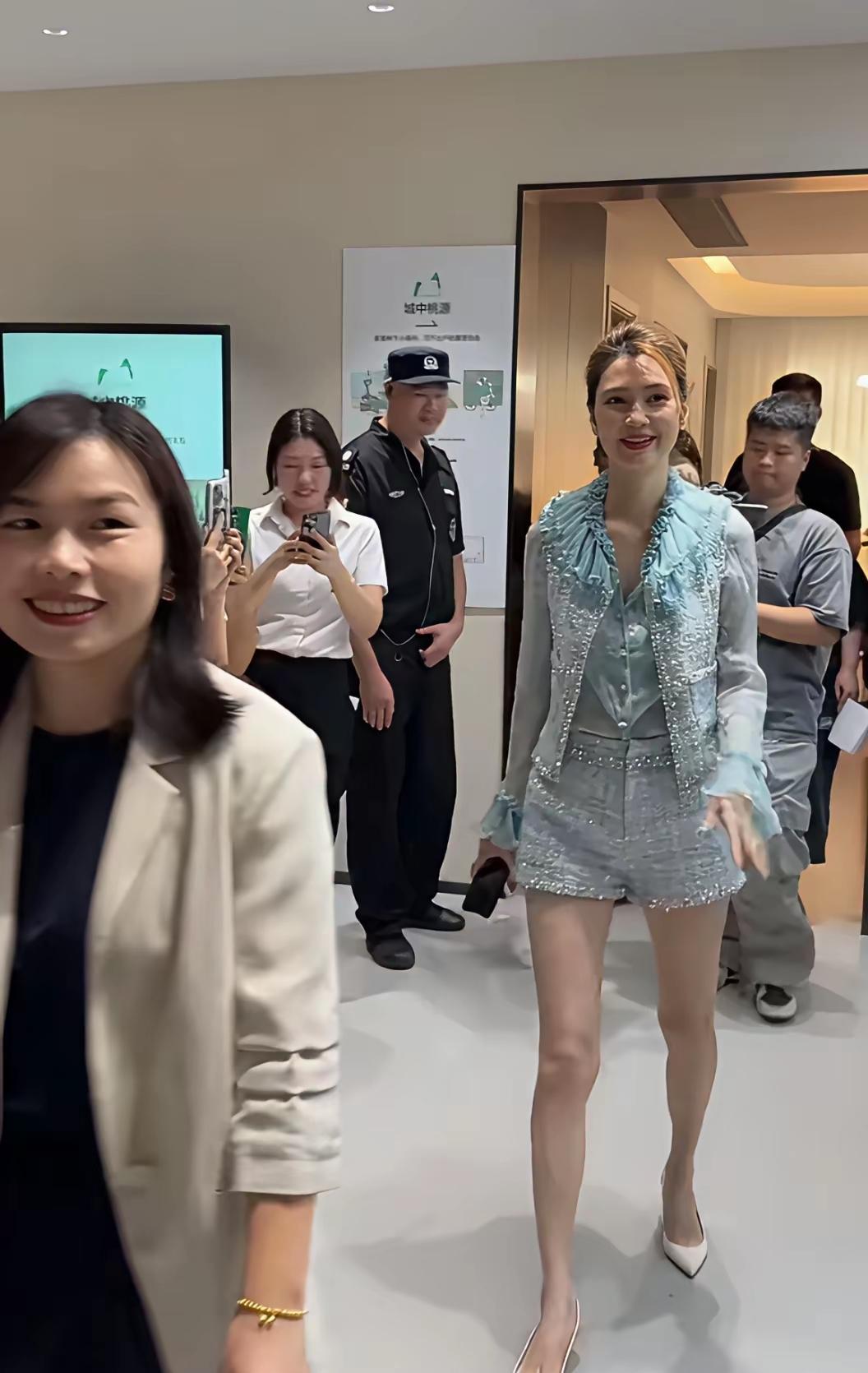 54岁洪欣太惊艳了！洪欣惊艳亮相杭州线下活动！被网友夸爆了！身穿水蓝色套装短