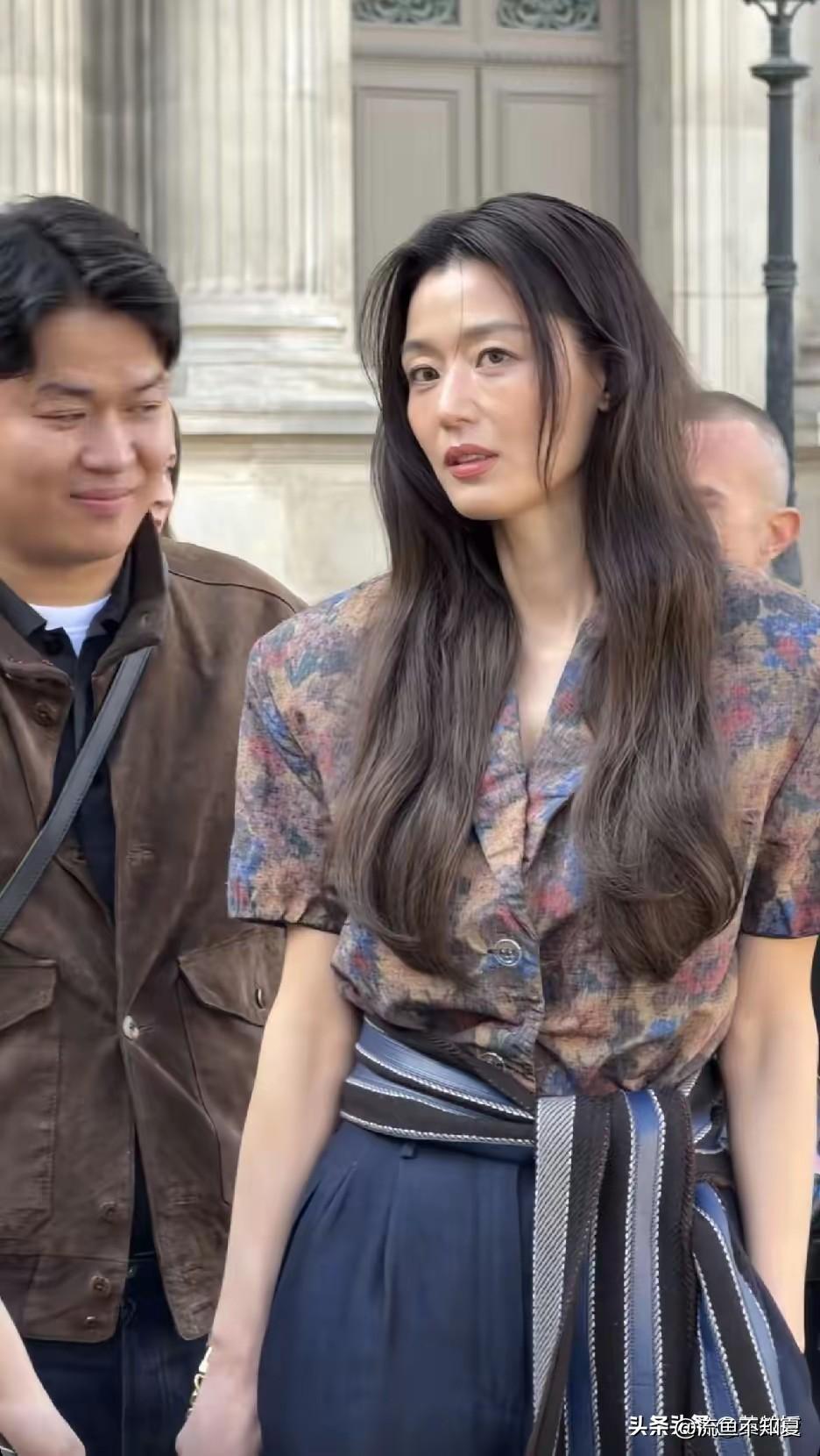 全智贤，感觉满脸疲惫，眼睛里没有光了!每个女人眼里的光是被幸福滋养出来的，一个