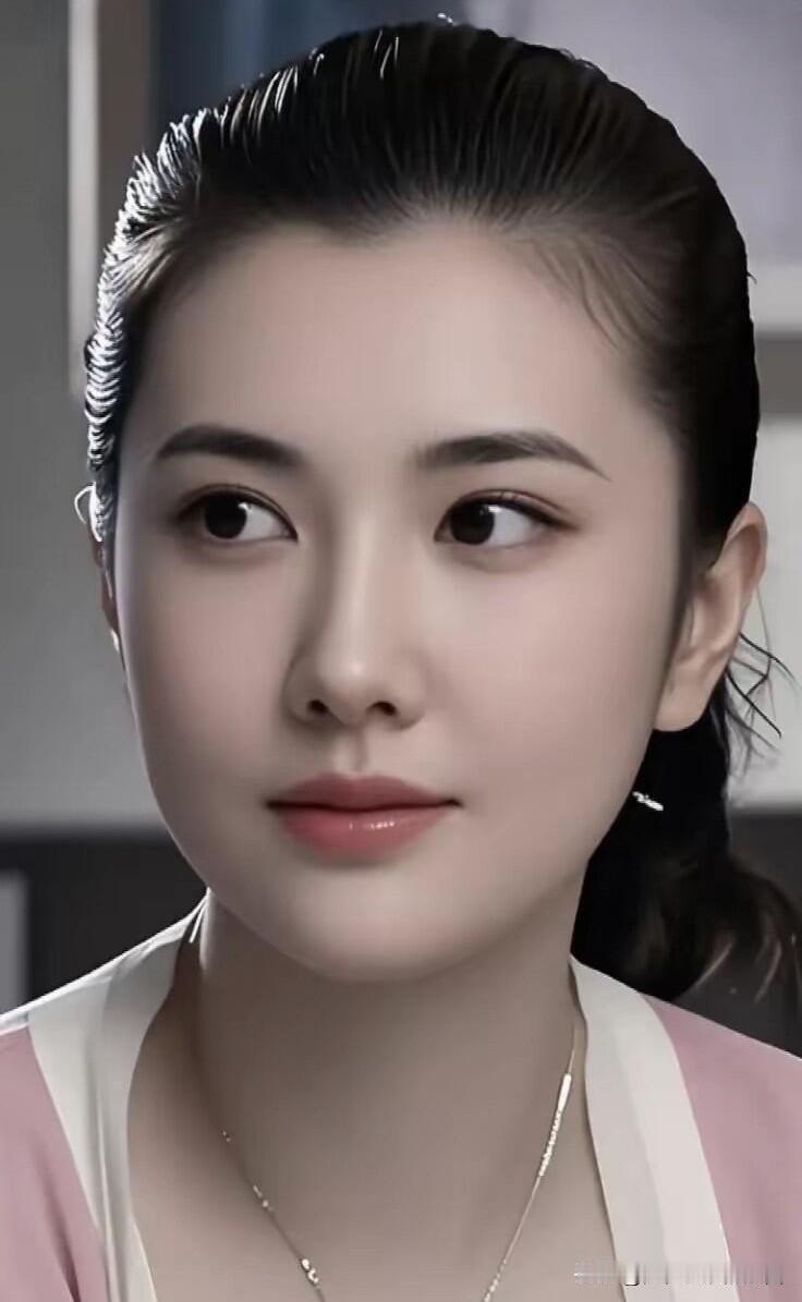 你还真别说，她不仅颜值高，气质这块也是拿捏的死死，应该是这个年龄段里最美的女人了