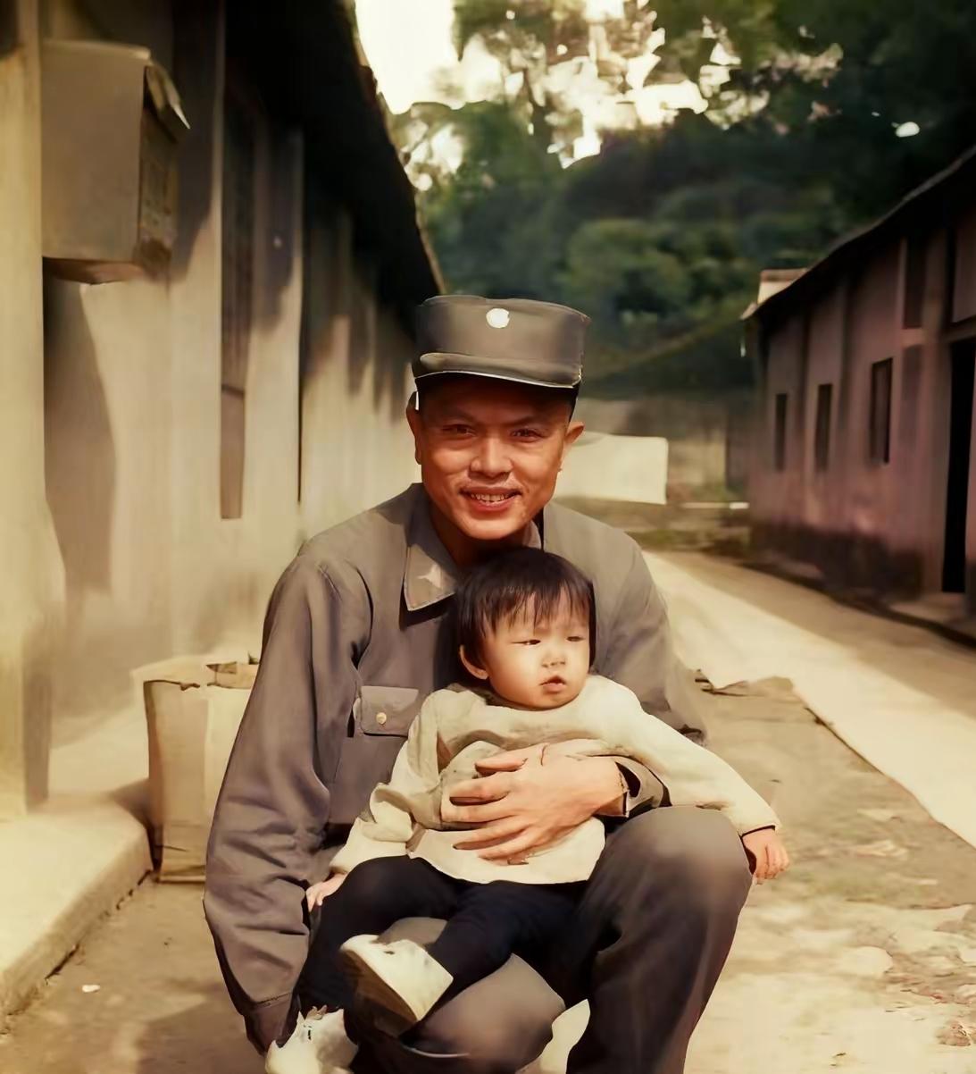 70年代初，郑丽文和父亲的合影，一看就是穷人家出来的孩子。那张照片我见过翻