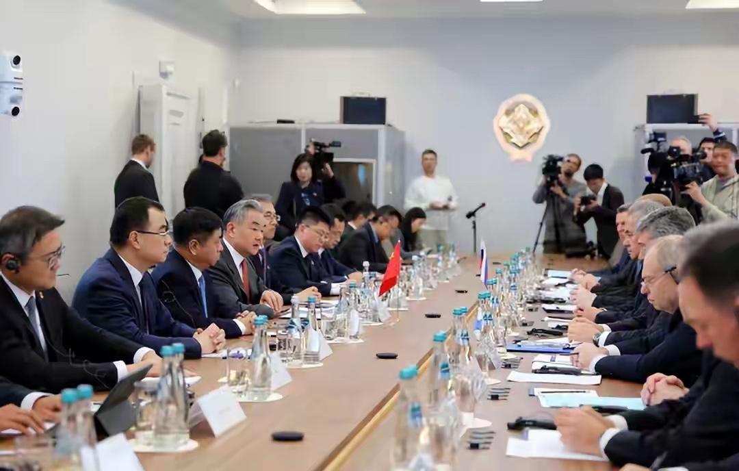 中俄刚对完表，高市早苗就软了！中俄战略磋商会，俄罗斯联邦安全会议秘书绍伊古表