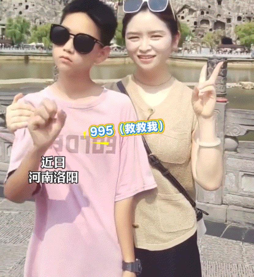 笑不活了，河南洛阳，妈妈拉着儿子在著名景区龙门石窟搜打卡拍照，不料母子俩拍照时，