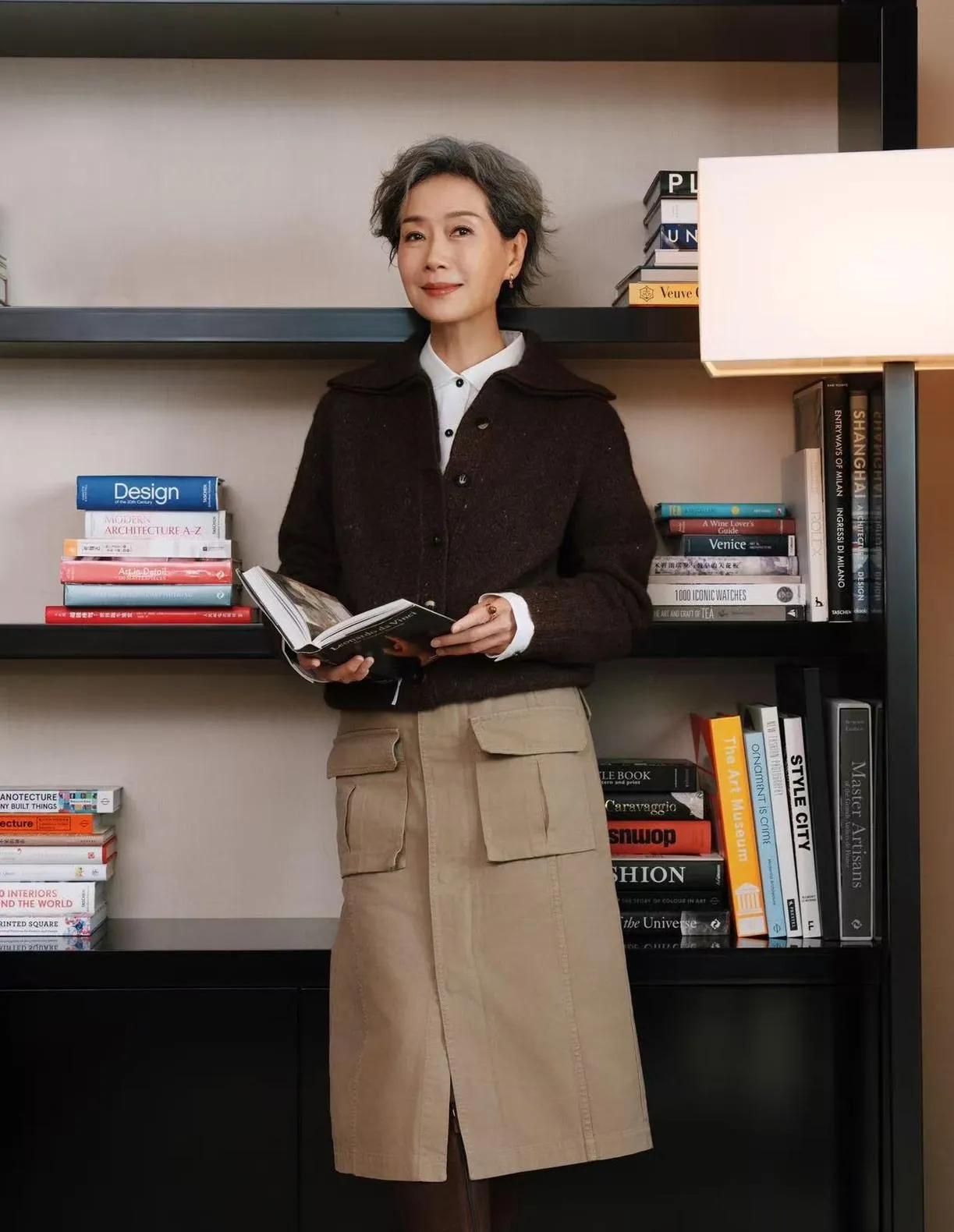 2岁叶童这状态，优雅得好高级！叶童的穿搭太戳中“气质感”了！深棕针织外套叠