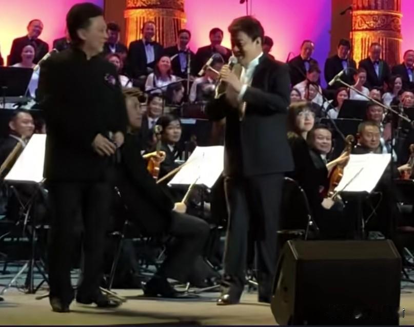 看了歌唱家郁钧剑在台上介绍吕继宏，人情世故都有了。郁钧剑在他的音乐会上，拿着