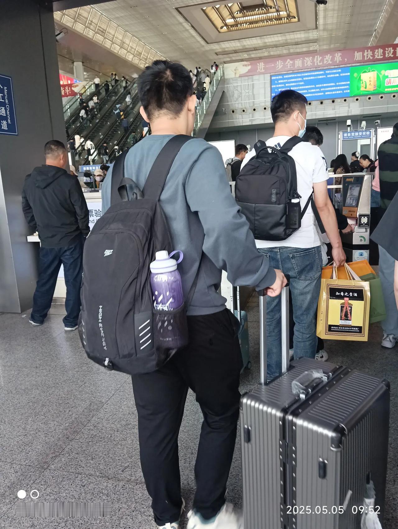 一大早起床给儿子买早饭，今天又要回校了，路上要花十五个小时呢。我还在那儿纠结帮他