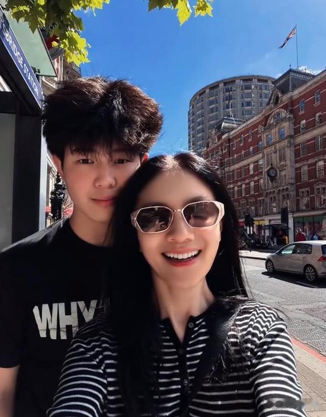 胡可﻿晒出‏她和两⁠个儿‏﻿⁠子的合‏照，安吉越来越帅了⁠‏，小鱼⁠儿看着‎也比