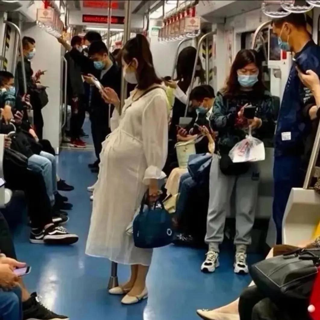 上周五晚高峰，上海9号线，怀孕7个月的林女士站了5站路，没人让座。两个脚肿