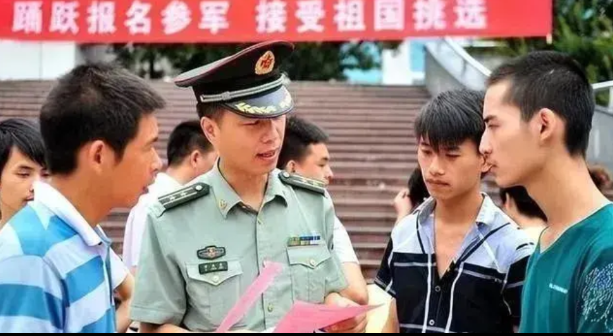 千万不要让孩子高中毕业就去当兵现在高中学历符合参军的条件，但是如果我们参加完高