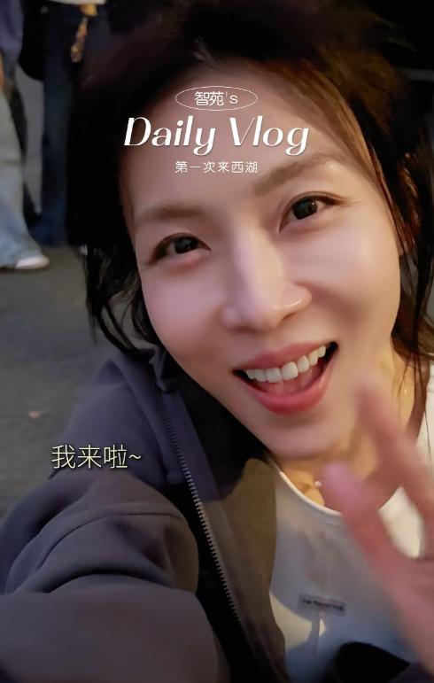 5月8日晚，杭州西湖边出现了一位跑步的女子。她淡妆扎着马尾，身穿长袖帽衫搭