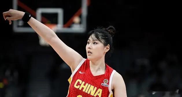 据此前中国篮球之队发文：李月汝护照意外遗失，无缘本届女篮世界杯。世界杯在德国
