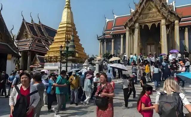 有些人一边嫌中国游客烦、一边又盼着中国游客来送钱，现在中国人真不去了他们倒开始说