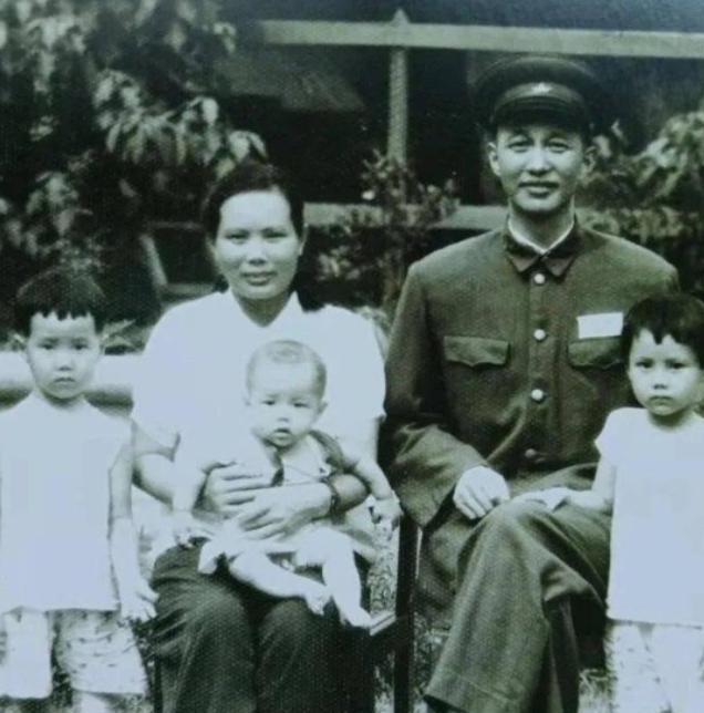 1936年，在运动会上洪学智看上了女兵张文。可张文却嫌弃他满脸麻子，后来张文的二