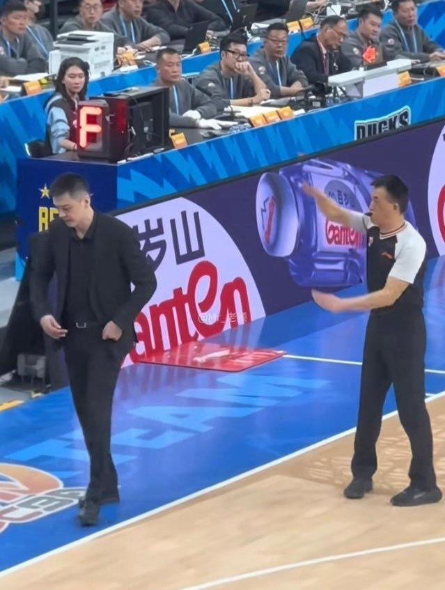 告诉球迷朋友一个消息，北京主场99号裁判胡延胜因为存在重大错误判罚，受到内部禁赛