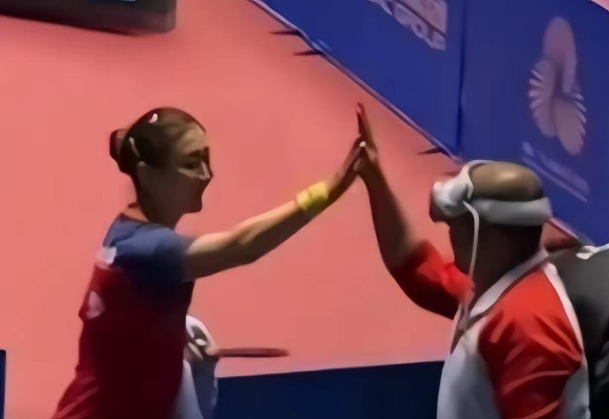 辟谣了，辟谣了！陈梦真的太难了！那个跟陈梦击掌的真的不是教练指导，那个眼镜赛