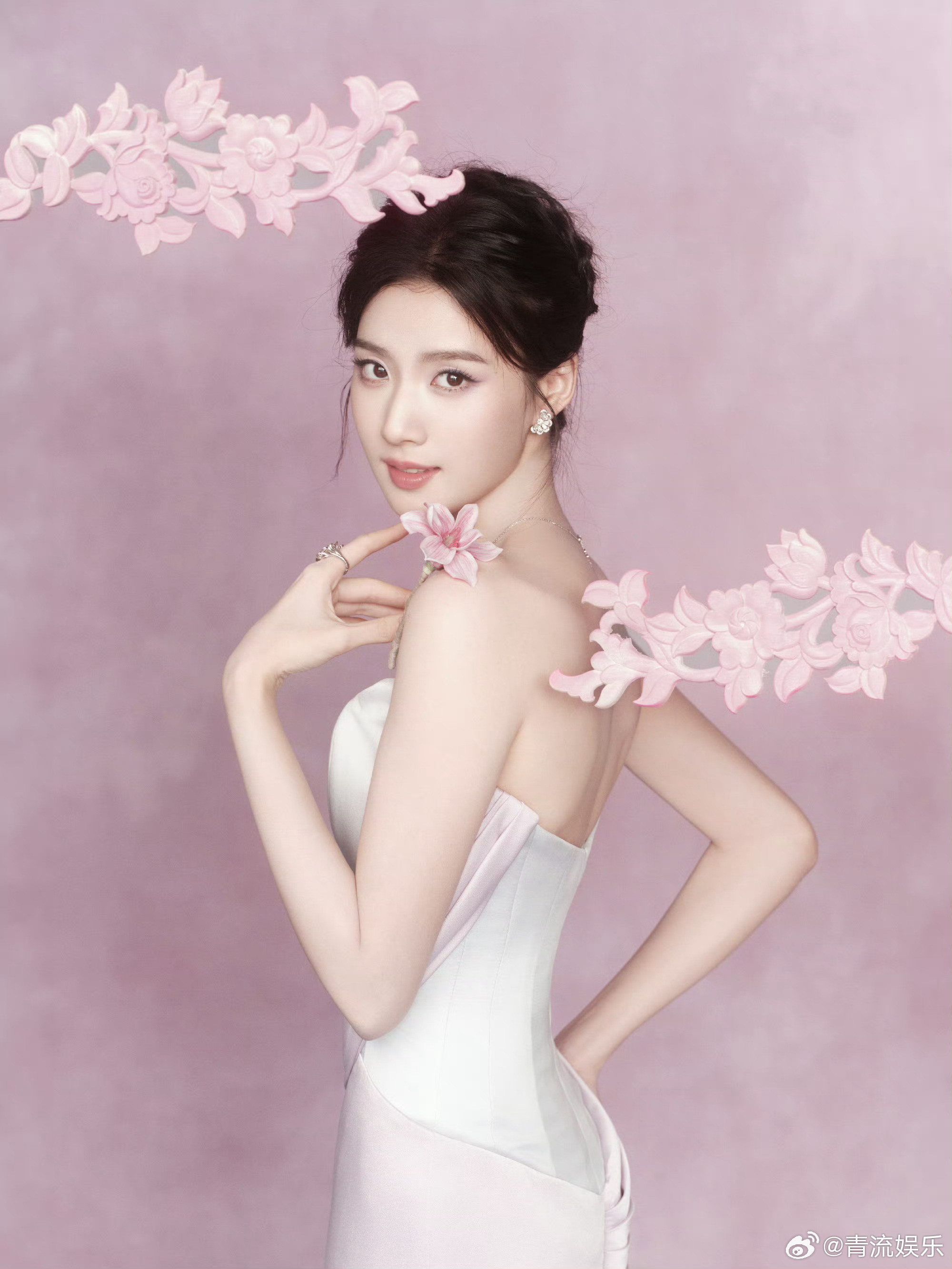 卢昱晓 大花气质万花丛中一朵晓，此女美商真的极高呀！卢昱晓