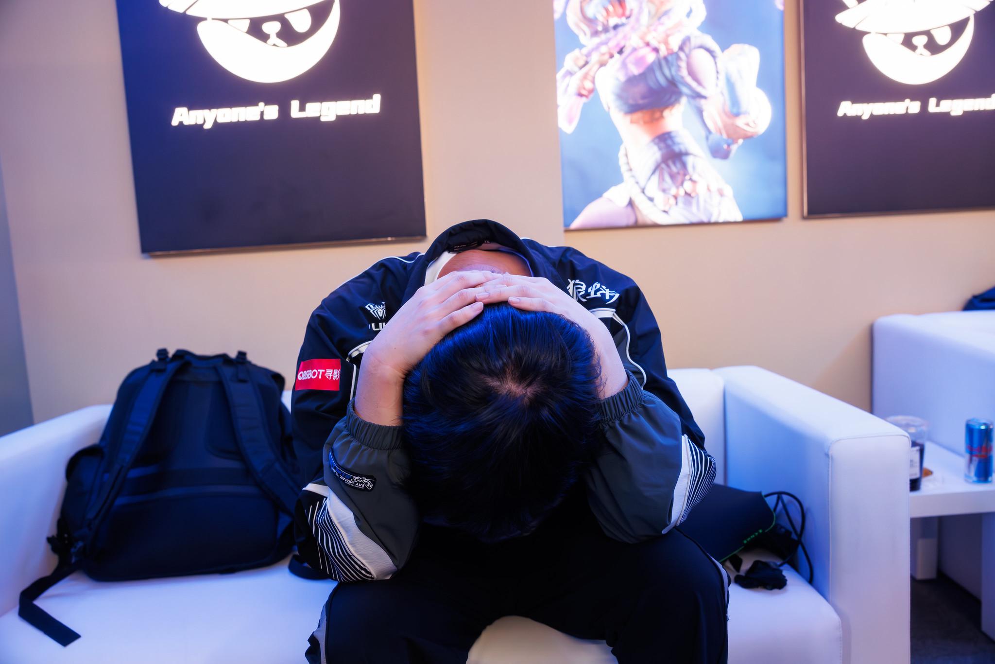 AL队员懊恼抱头, Tarzan双手扶额, Tabe遥望转播采访的Faker