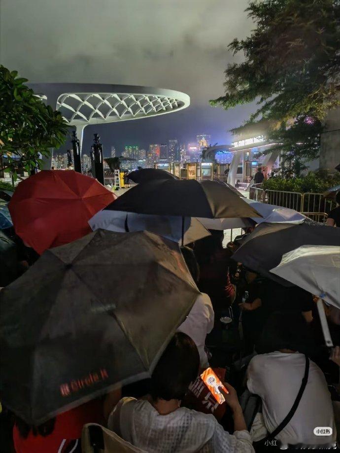 肖战香港人气肖战香港线下人气肖战香港线下人气：明天的YSL活动今晚粉丝就开始