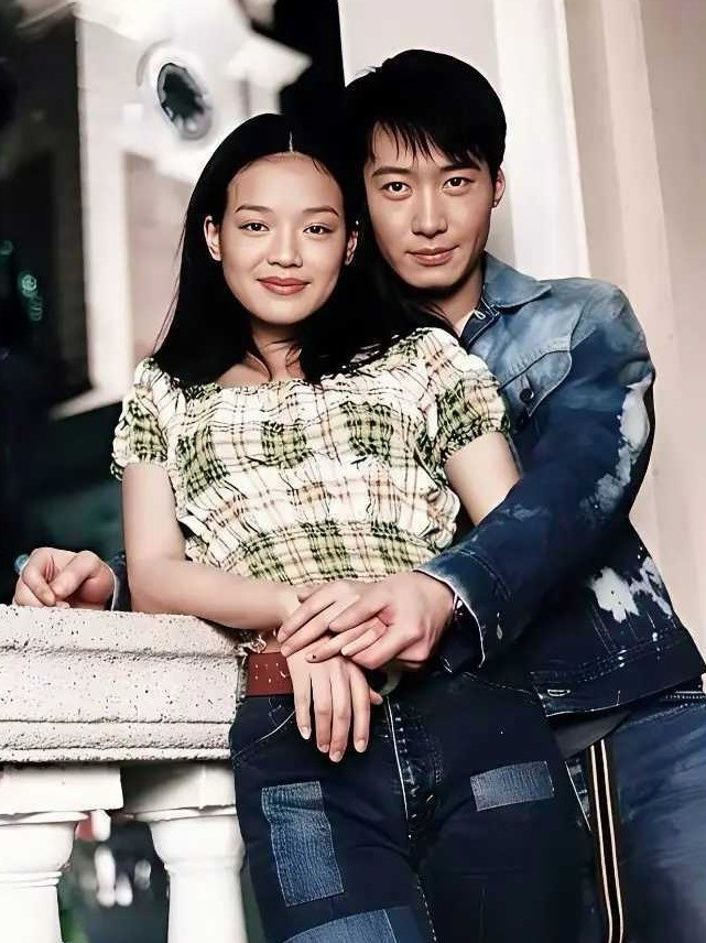 上世纪九十年代末，黎明与女友舒淇年轻时的留影旧照​​​