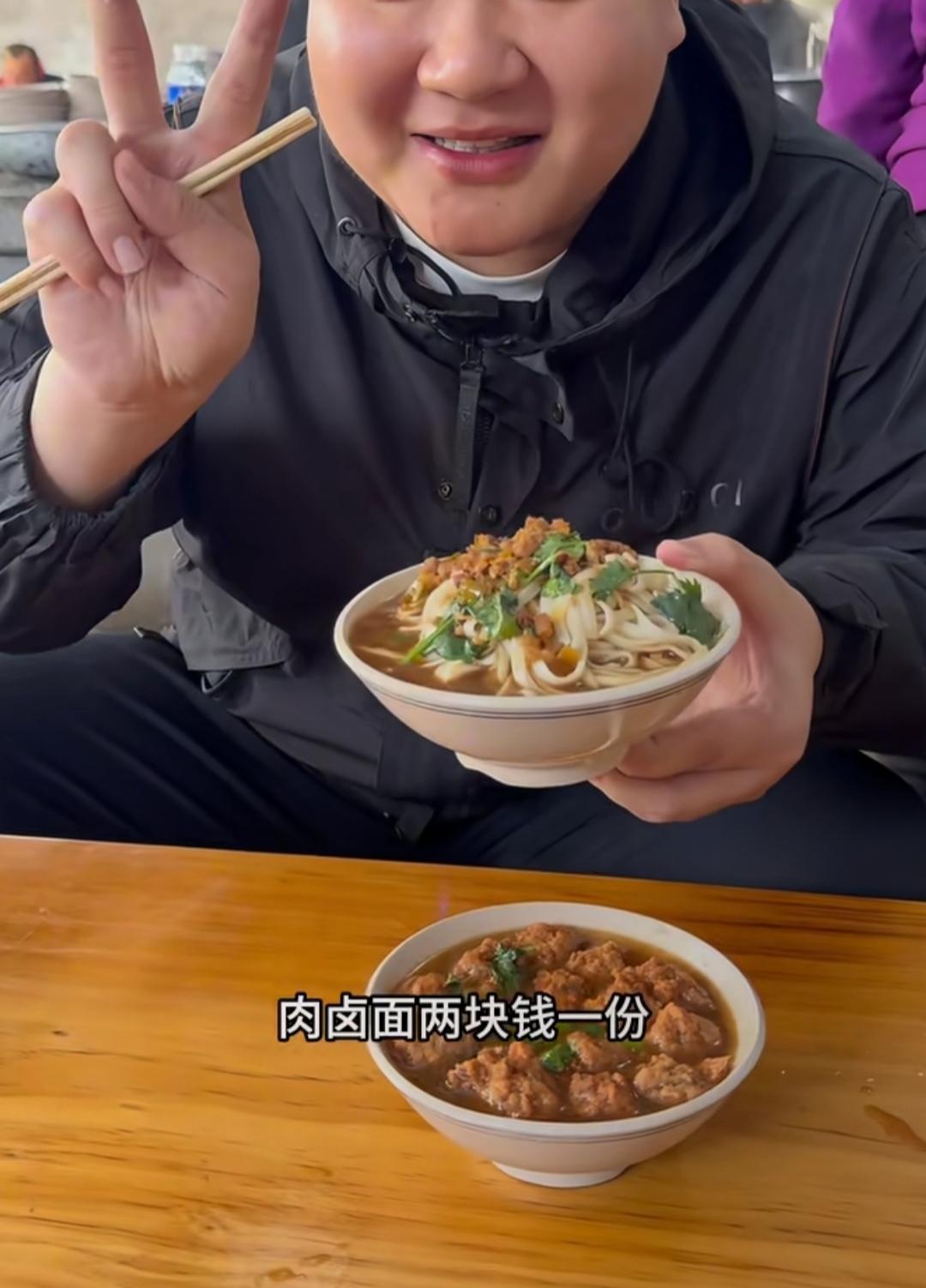 不可思议，山东某大集上，还有两元一碗的卤肉面，丸子汤也是两元一碗！在探店博主