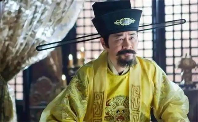 赵匡胤最反常的一步，不是把皇位交给弟弟，而是在自己坐了十七年龙椅后，仍让太子之位