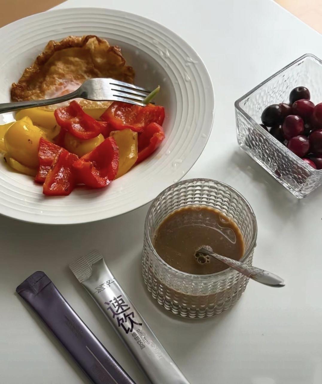 奉劝大家，一定要好好攒钱。现在有种说法很流行：中东都打仗了，钱早晚变废纸，不如