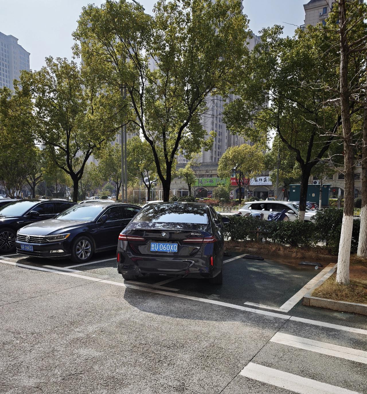 开宝马、奔驰、奥迪的人，跟素质高低一毛钱关系都没有，真正决定素质的，是人，不是车