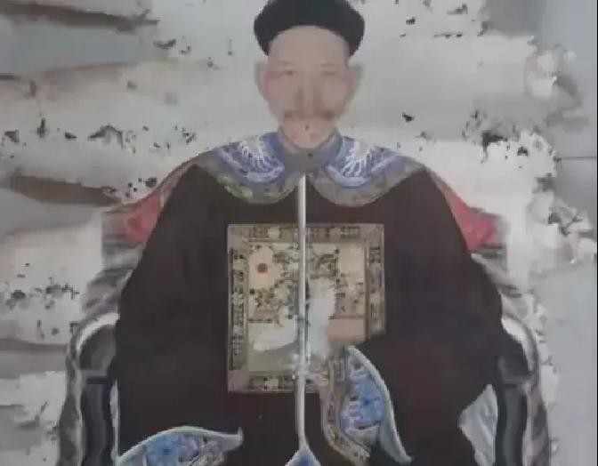 1726年，有一天，雍正瞧见朱轼正严厉地批评弘历，心里有些不忍，便私下对朱轼说：朱师傅啊，不管教不教