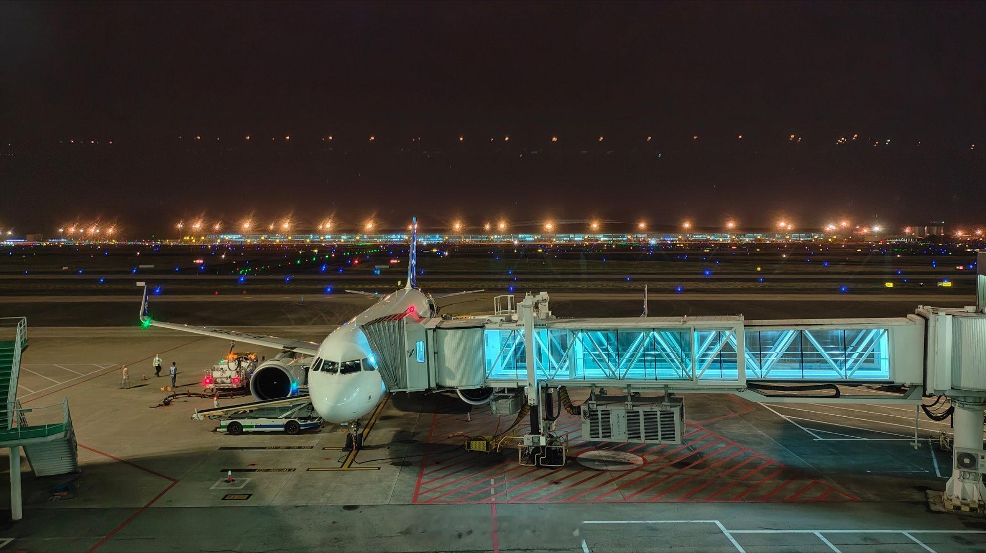 一个人在重庆江北机场的中转区呆了小半个小时，没人吵闹很安静；负责中转的小姐姐人美