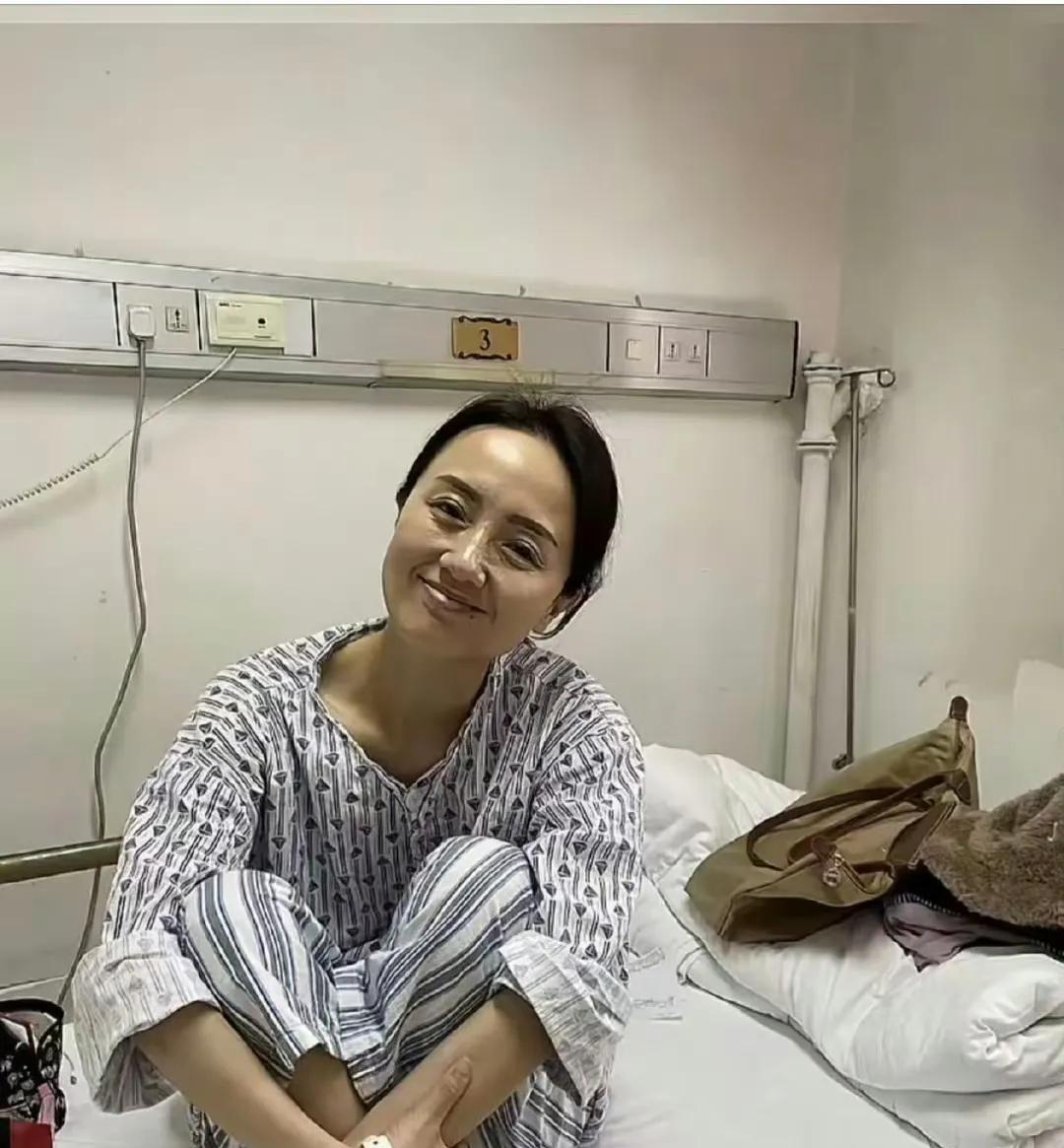 刷到了朱媛媛住院治疗的照片。在医院的病床上，她穿着病号服，神情平和。没有被病痛打
