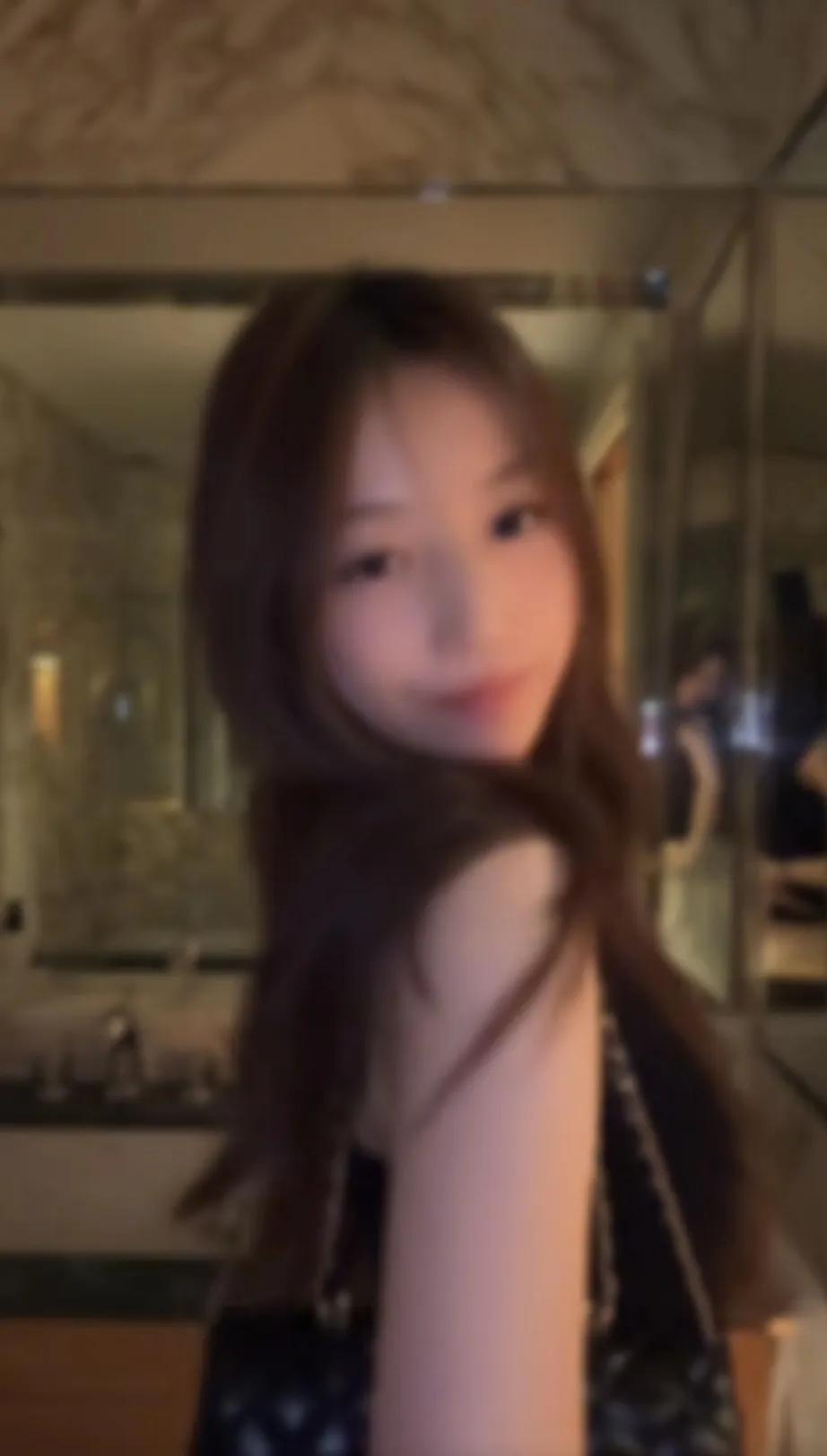 赵薇女儿小四月6月7日高考第一天晒近照，才15岁，打扮这么成熟，像20多岁的小姐