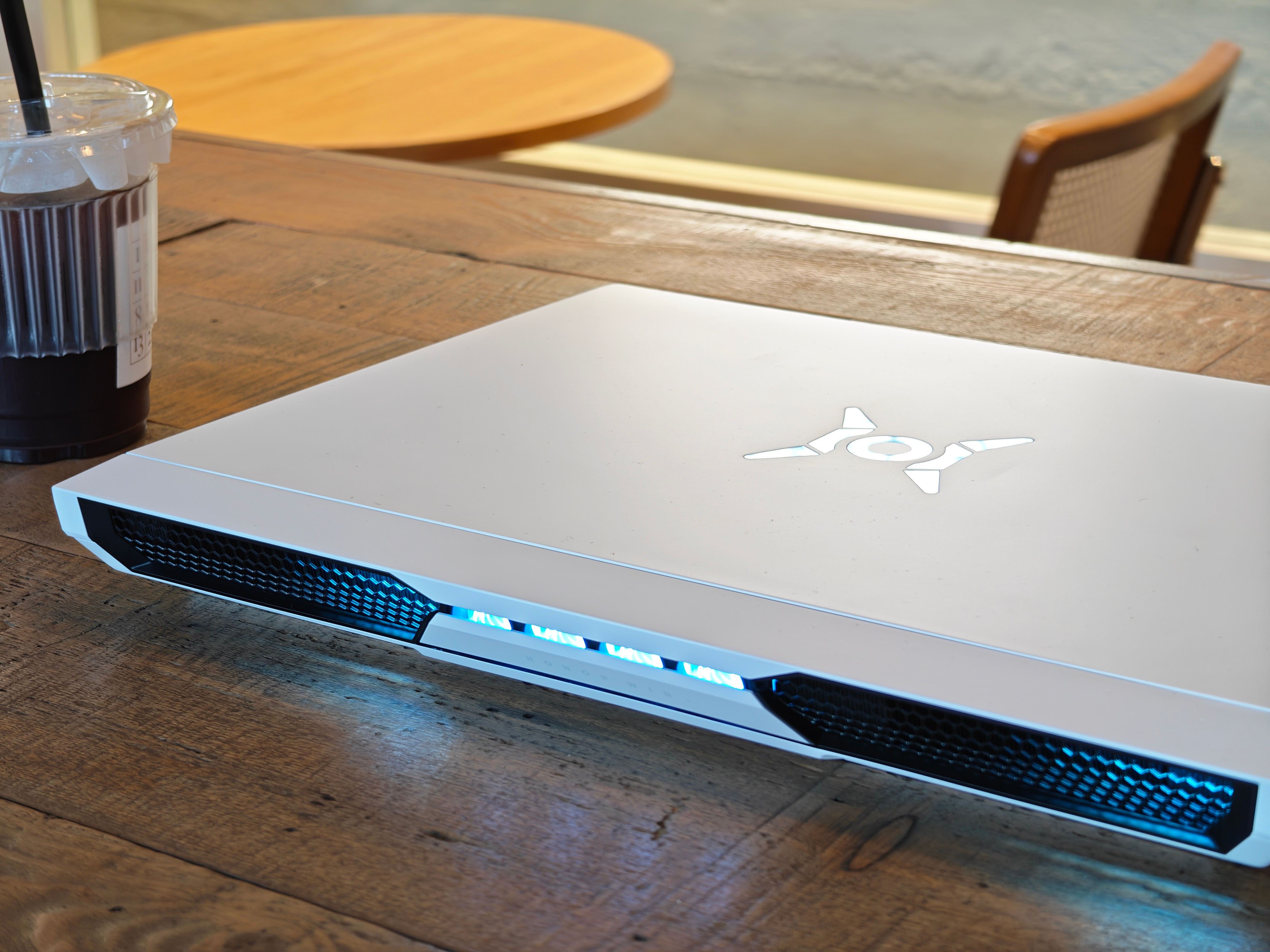 感受下荣耀WIN游戏本的呼吸灯这个真的巨帅，回头率很高，我在咖啡店很多人看这个本