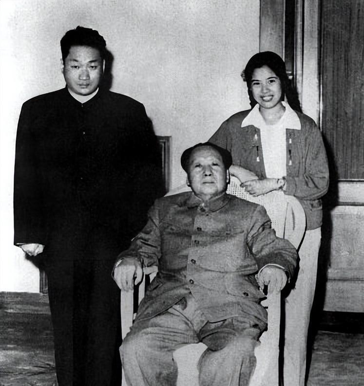 1976年9月8日，毛主席病危，他吃力地握笔写下三道横杠，又敲了三下木床，陪护人