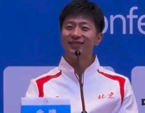 有一样东西马龙确实比不过许昕不是幽默感，也不是身高，而是年纪，许昕比马龙