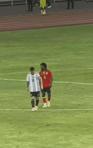 阿根廷与安哥拉的友谊赛曾出现幽默的一幕：安哥拉的13号始终跟着梅西，月亮走，我也