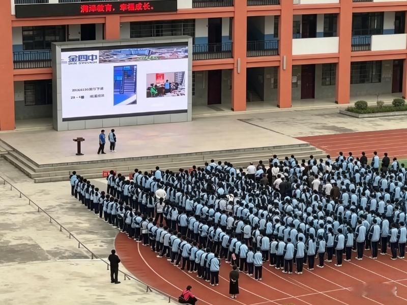 学校正常管教却被迫道歉，毁掉的到底是什么近日，广西河池市某中学（简称“金四中