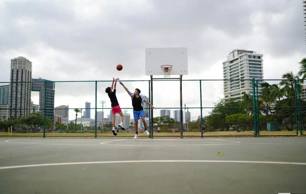 邓超喊儿子“兄弟”，14个爱心藏不住当爹的小心思。篮球场上俩人疯跑，身高差快两