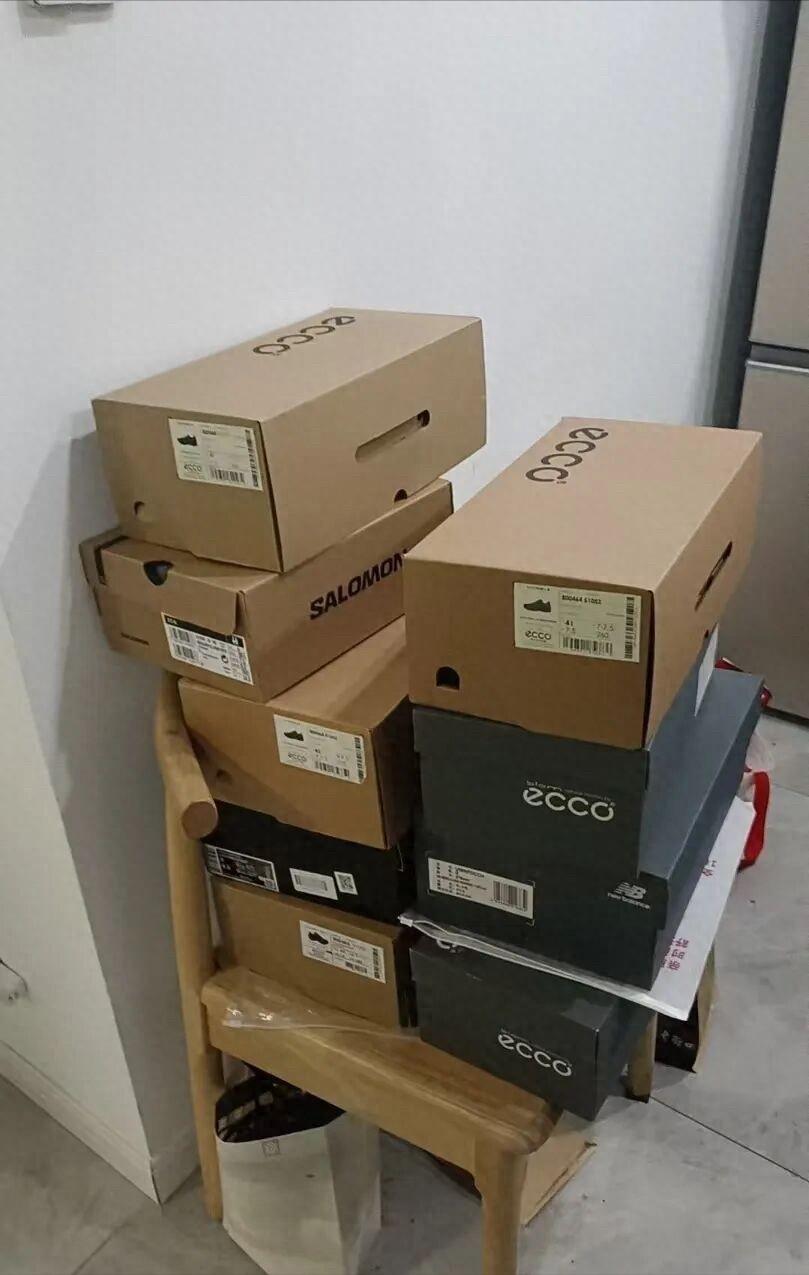 上海宝山警方抓了12个年轻人，平均二十多岁，有做快递的，也有干网店客服的。他们不