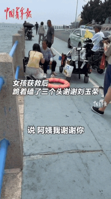 21岁女大学生下水捡手机被浪卷走，青岛大妈跳海救人，太硬核了！