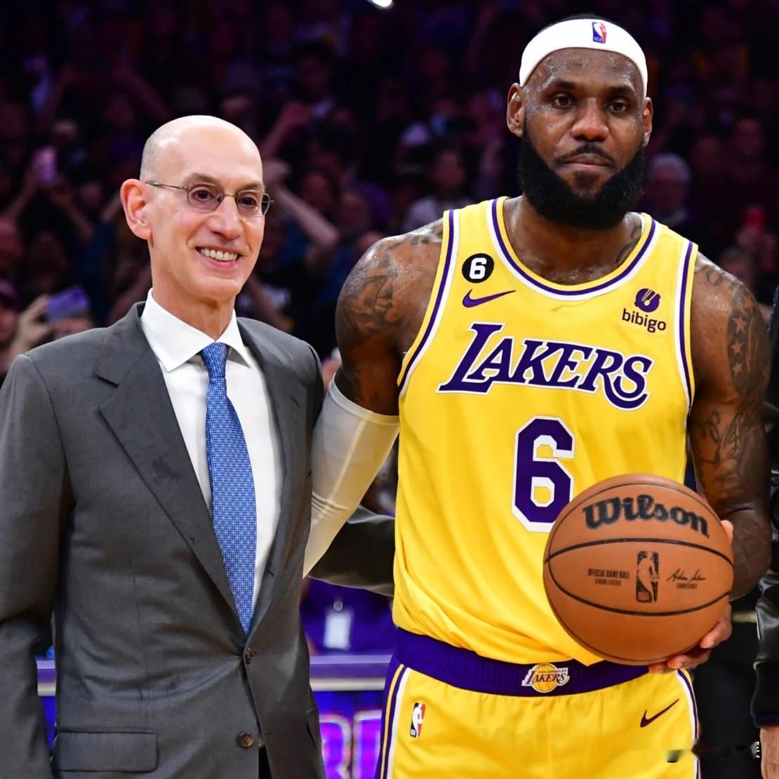 萧华非常看重詹姆斯的流量！据美媒LegionHoops报道，NBA总裁萧华